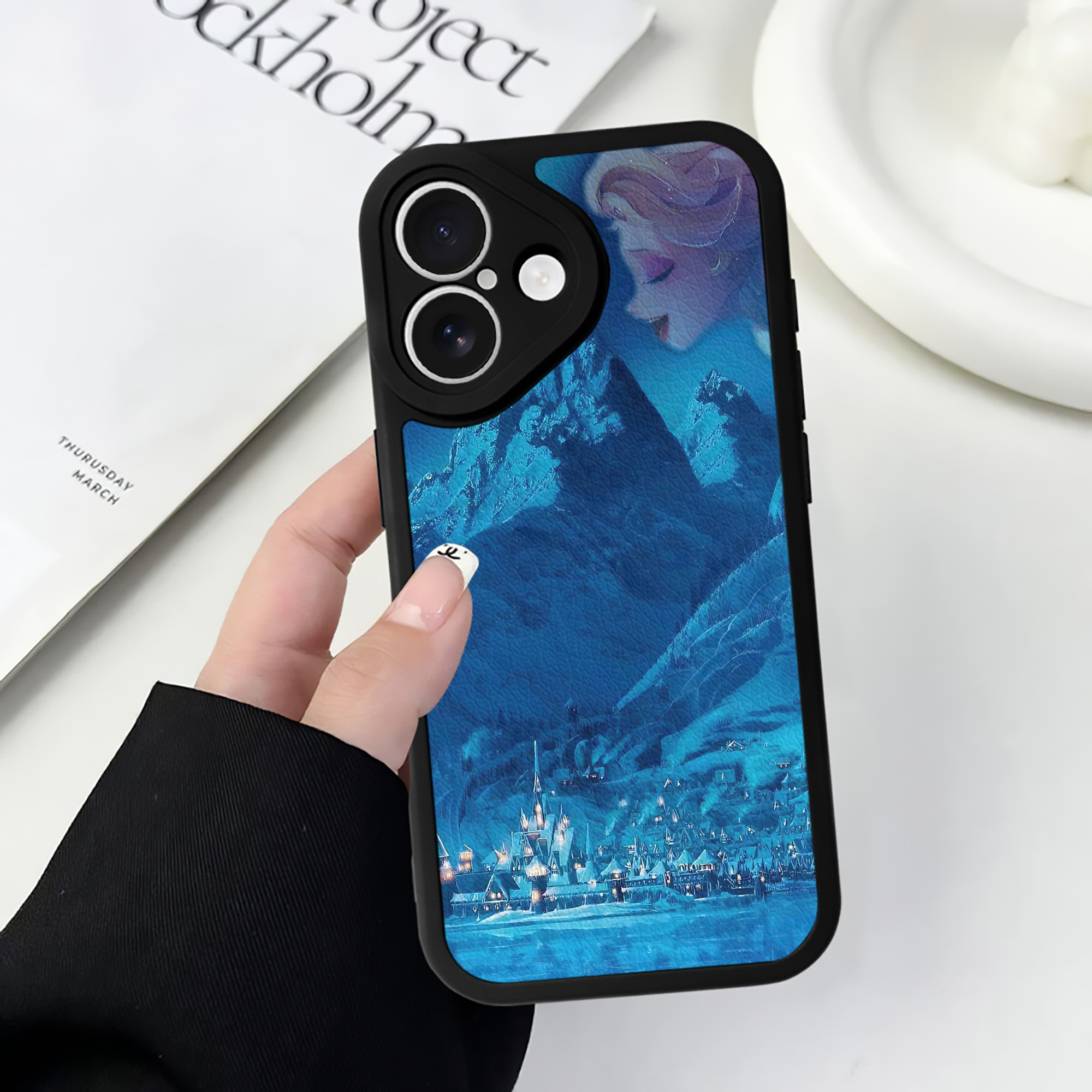 （画像用） アナと雪の女王 アンナ エルサ Frozen Anna Elsa 【iPhone 16シリーズ対応】シリコンスマホケース（レザー調） 材質：シリコン
